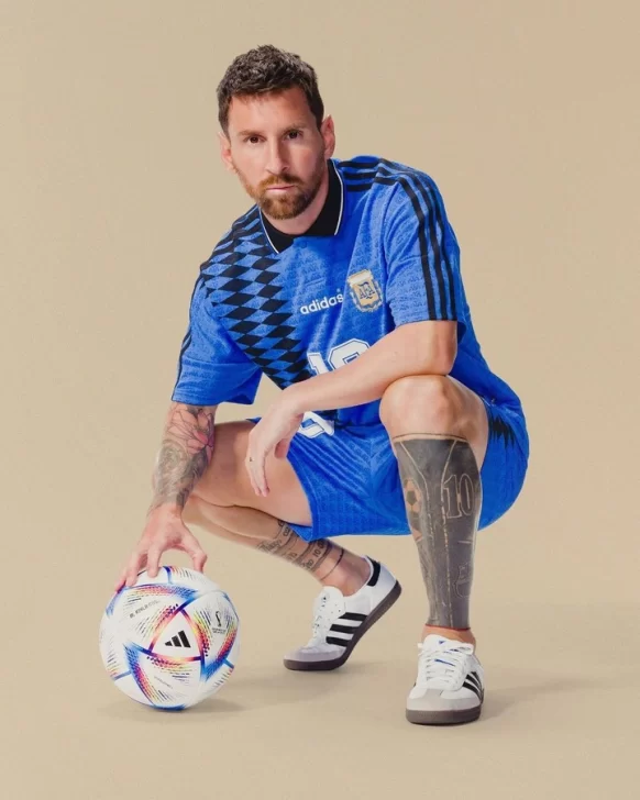 Lionel Messi presentó la nueva indumentaria retro de la Selección