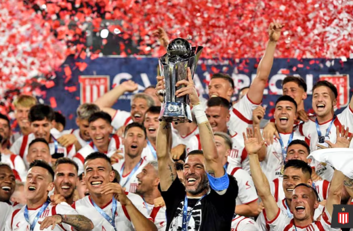 Mariano Andújar levantó la copa y Estudiantes festejó.