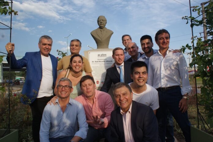 Dirigentes radicales inauguraron un busto en homenaje a Raúl Alfonsín.