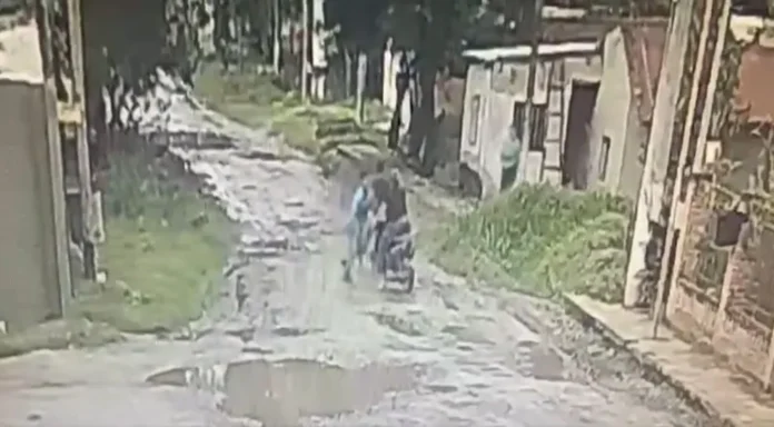 Delincuentes robaron una motocicleta.