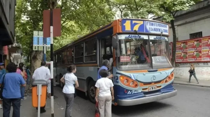 AETAT informó que desde el viernes reducirán el servicio de colectivos.